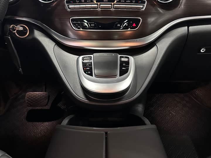 Фото 13 - Mercedes-Benz V-Class