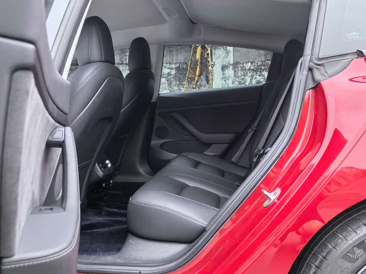 Фото 10 - Tesla Model 3