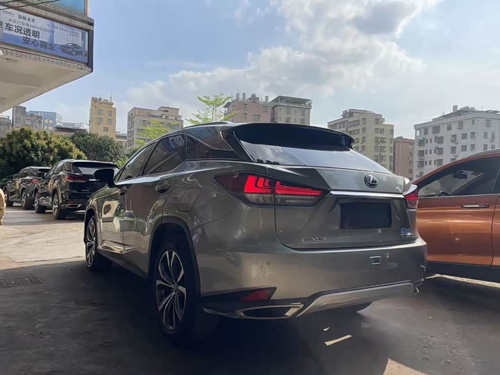 Фото 11 - Lexus RX