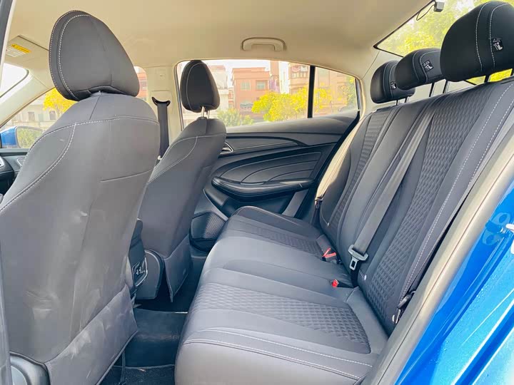 Фото 5 - Roewe i5