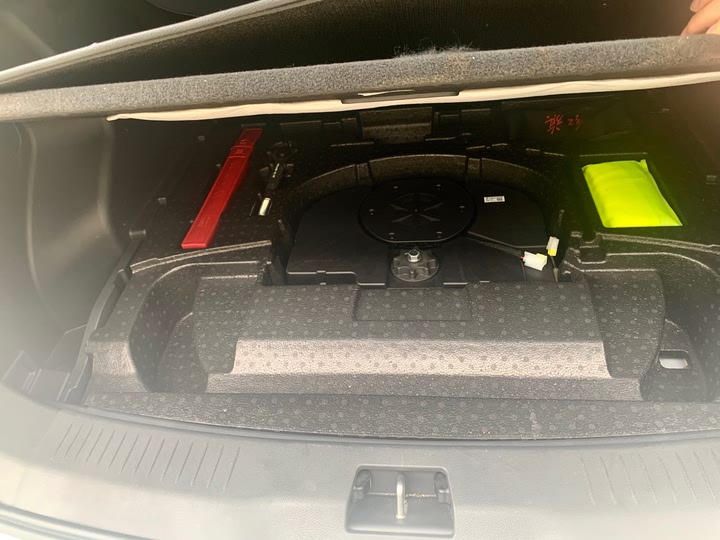 Фото 11 - Hongqi HS3