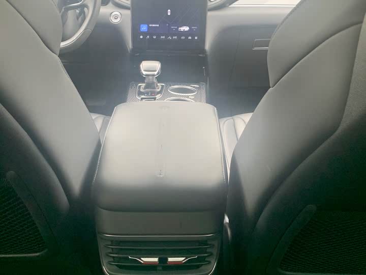 Фото 23 - Hongqi HS3