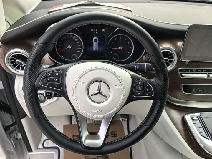 Фото 13 - Mercedes-Benz V-Class