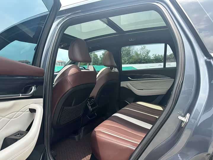 Фото 8 - Geely Monjaro