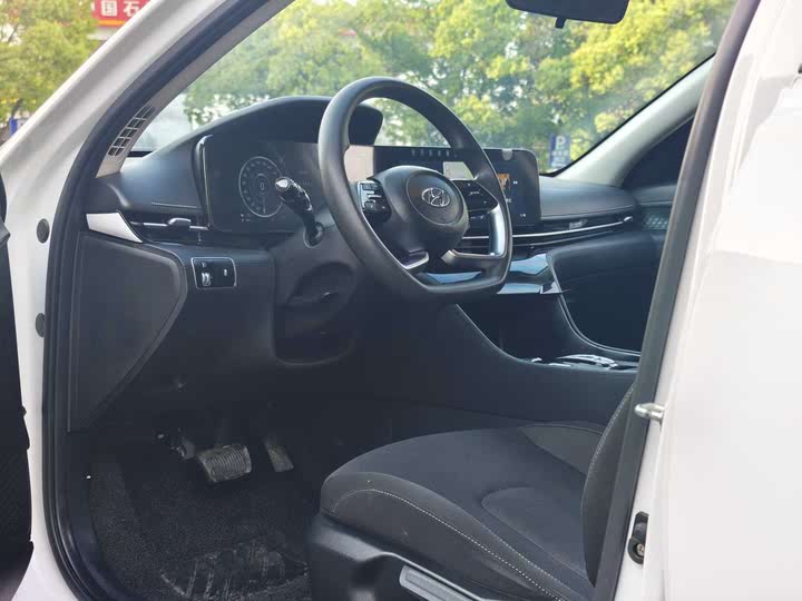 Фото 8 - Hyundai Mistra EV