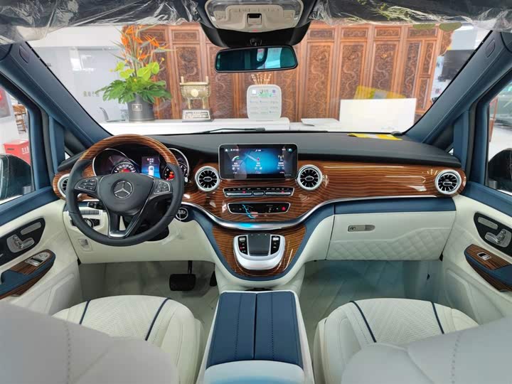 Фото 17 - Mercedes-Benz V-Class