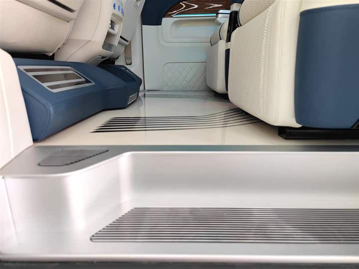 Фото 22 - Mercedes-Benz V-Class