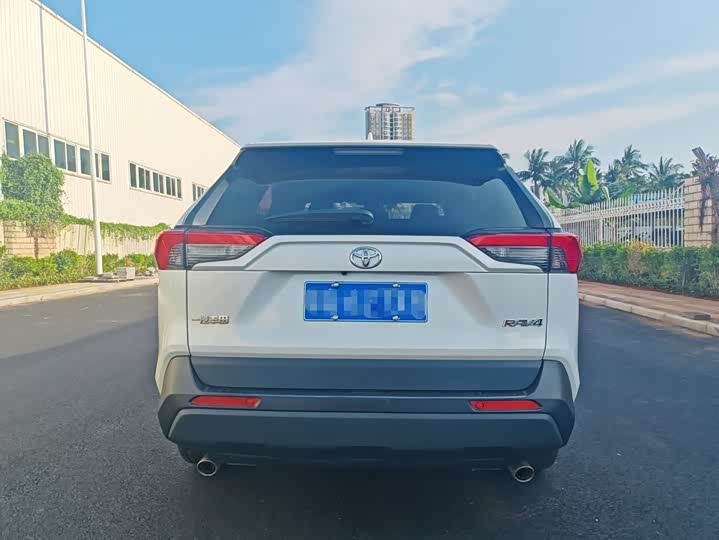 Фото 3 - Toyota RAV4