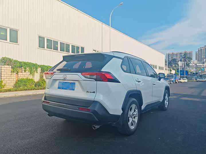 Фото 4 - Toyota RAV4
