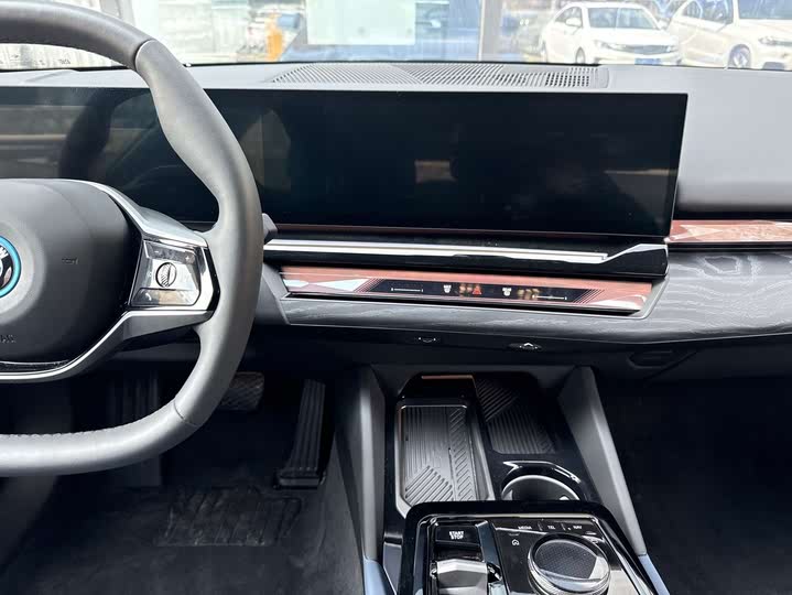 Фото 10 - BMW i5