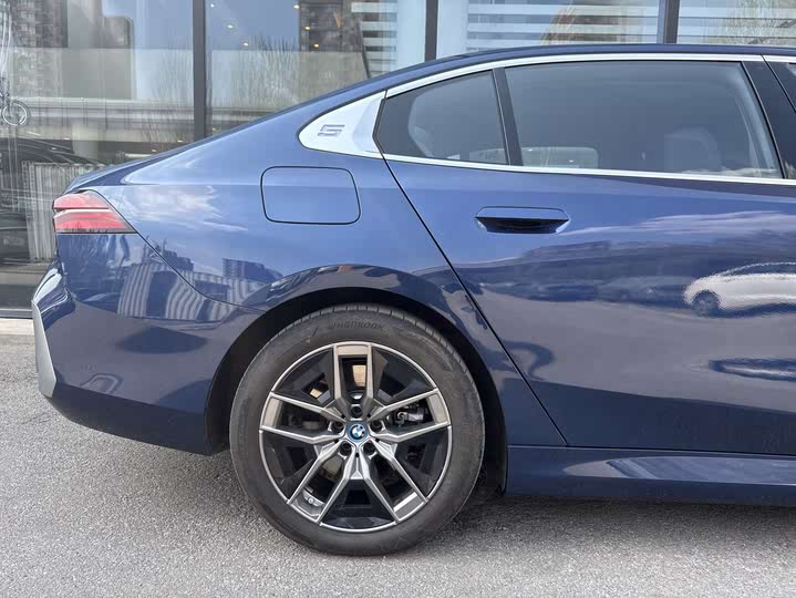 Фото 11 - BMW i5