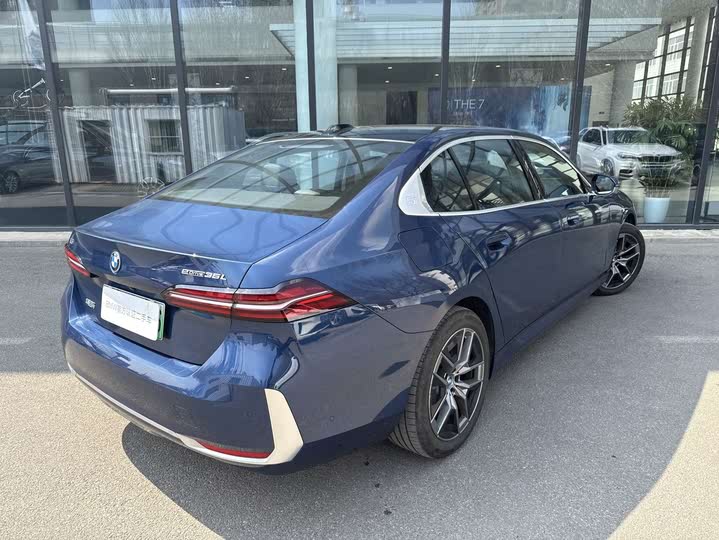 Фото 12 - BMW i5