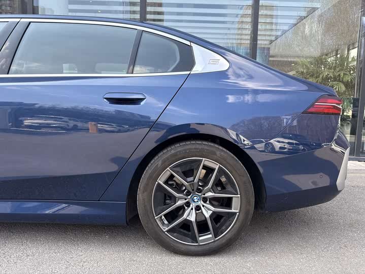 Фото 14 - BMW i5