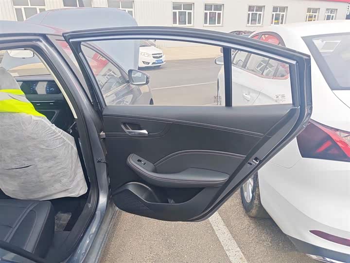 Фото 27 - Roewe i5