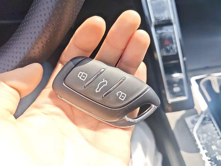 Фото 9 - Roewe i5