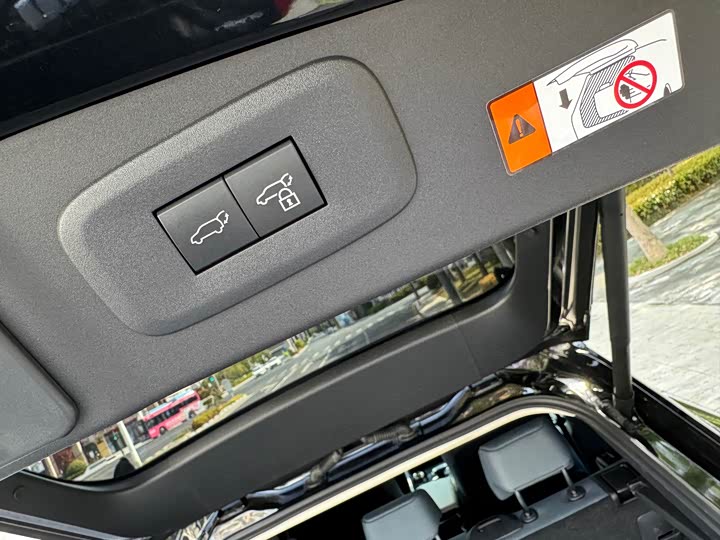 Фото 16 - Lexus RZ