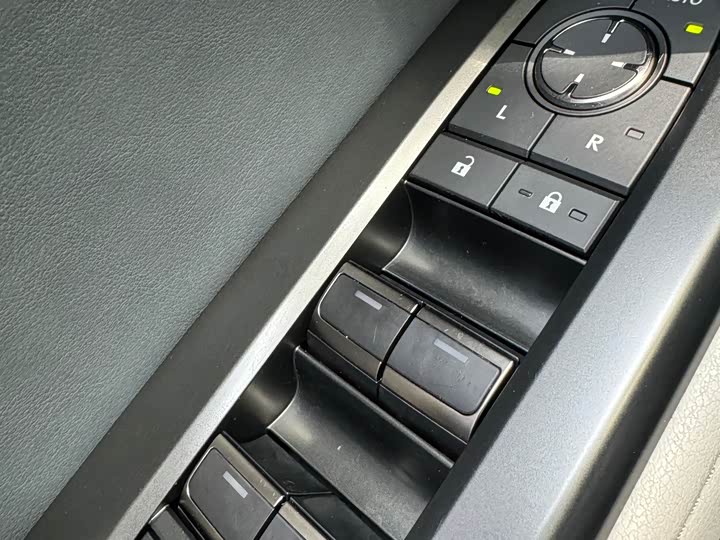 Фото 9 - Lexus RZ