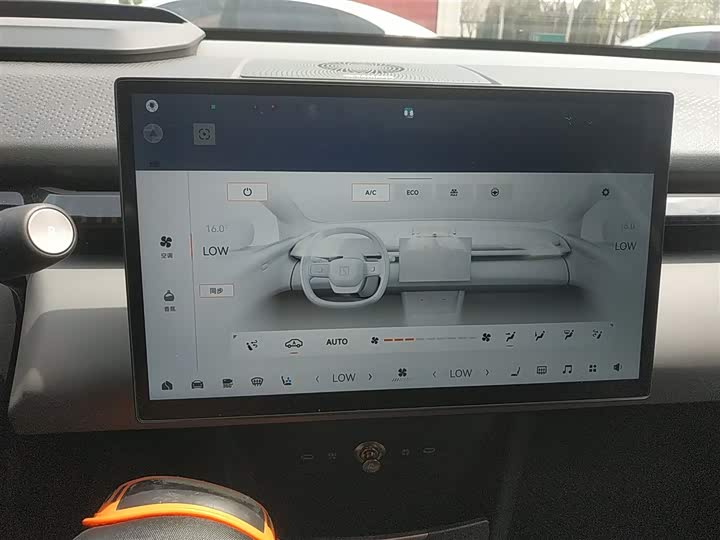 Фото 13 - Zeekr X