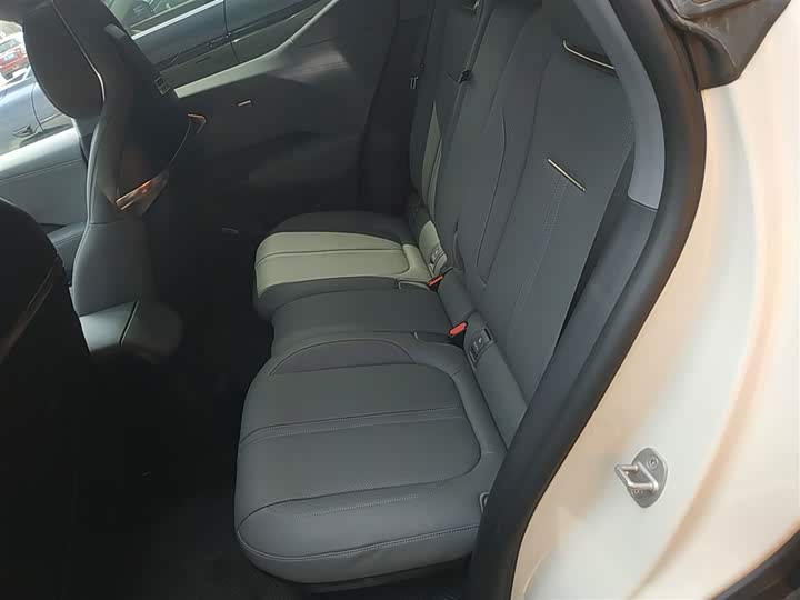 Фото 17 - Zeekr X