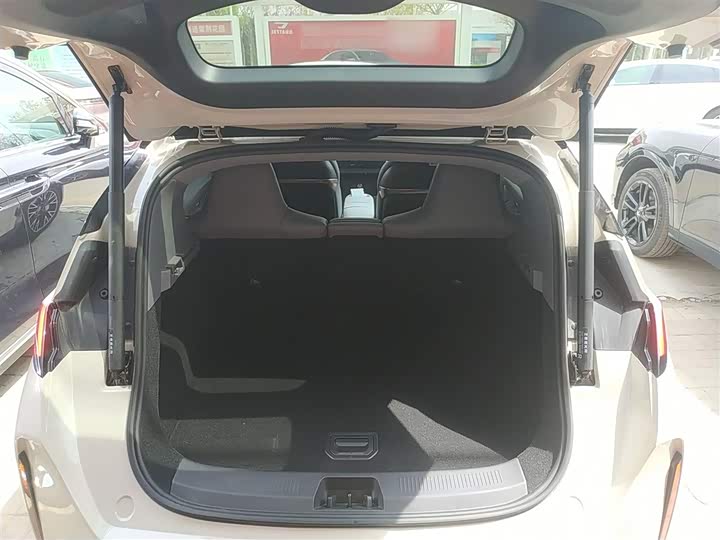 Фото 19 - Zeekr X