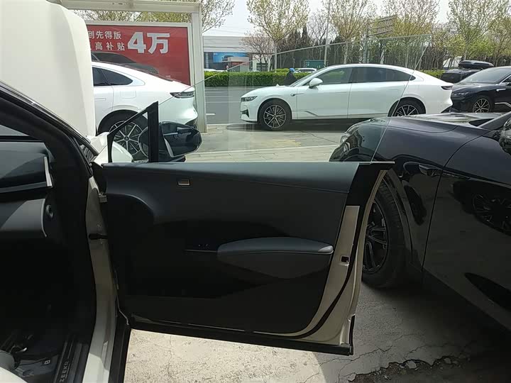 Фото 26 - Zeekr X