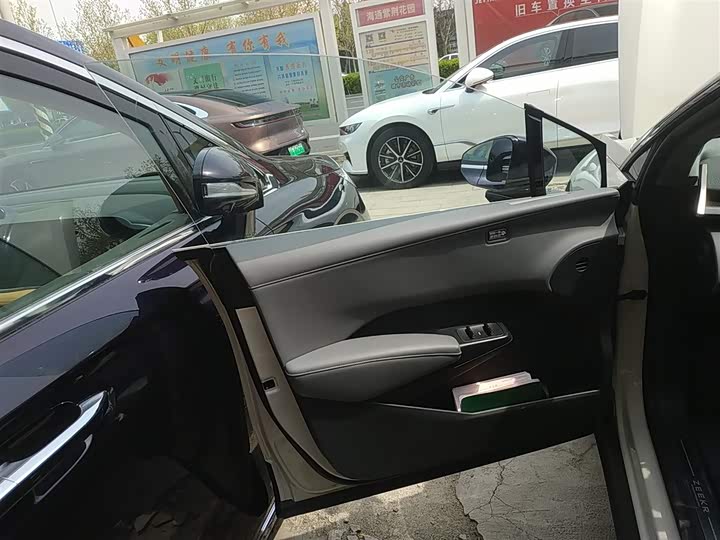 Фото 28 - Zeekr X