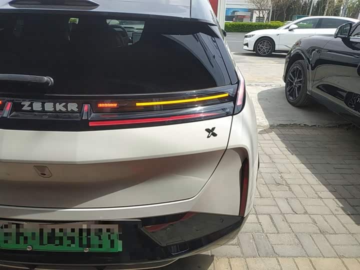 Фото 8 - Zeekr X