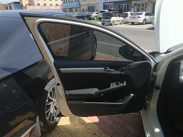 Фото 28 - Volkswagen Lamando L