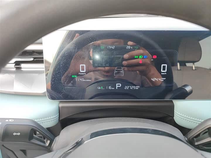 Фото 12 - Geely Geometry E Firefly