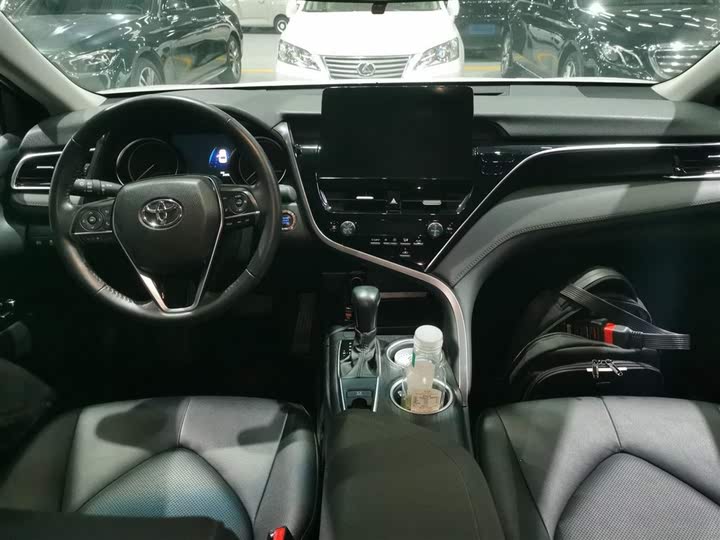 Фото 10 - Toyota Camry