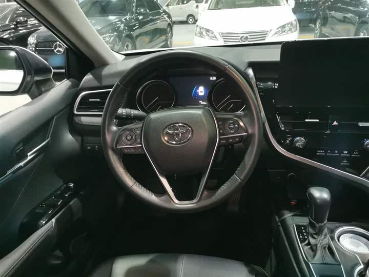 Фото 11 - Toyota Camry