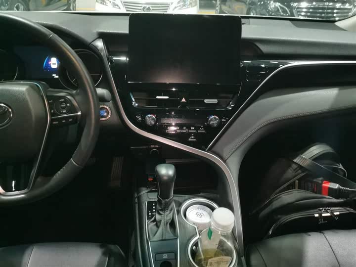 Фото 13 - Toyota Camry