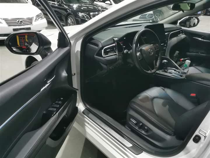 Фото 16 - Toyota Camry