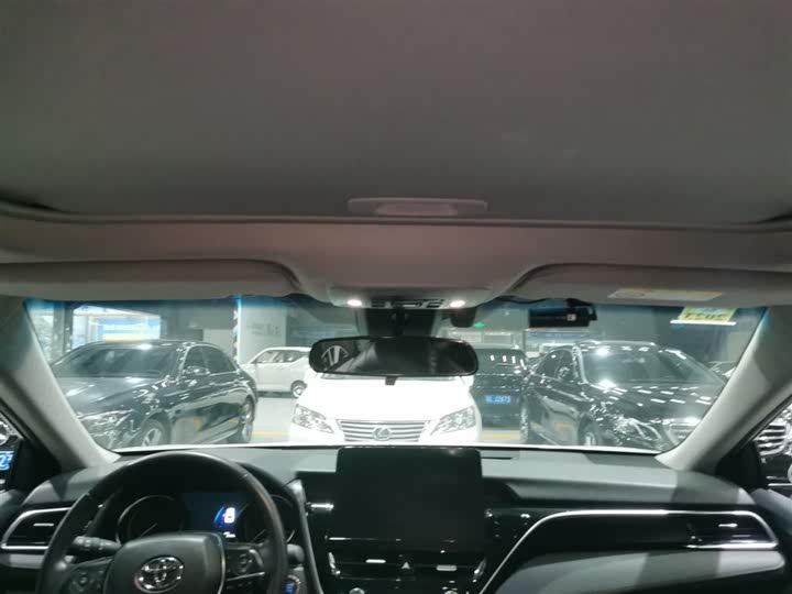 Фото 18 - Toyota Camry