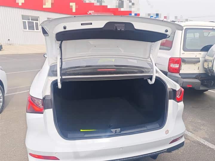 Фото 19 - Roewe i5