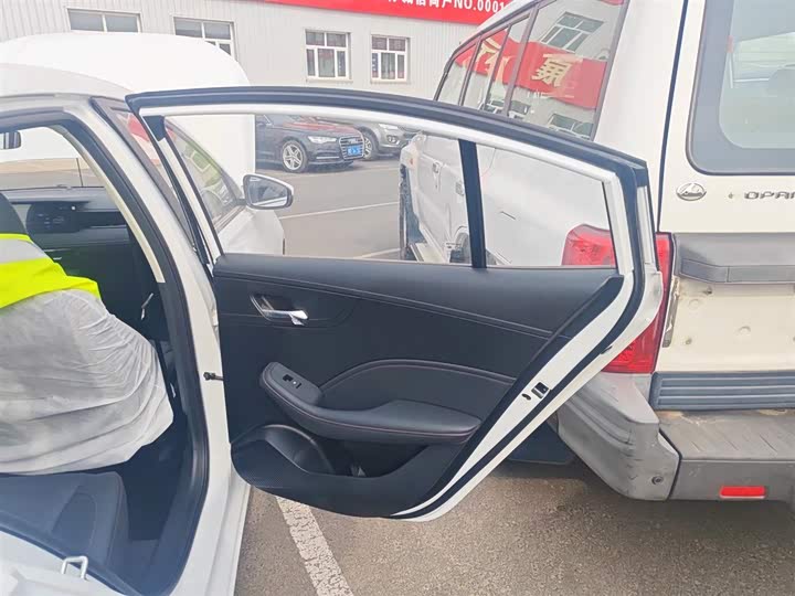 Фото 27 - Roewe i5