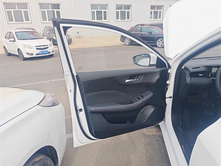 Фото 28 - Roewe i5