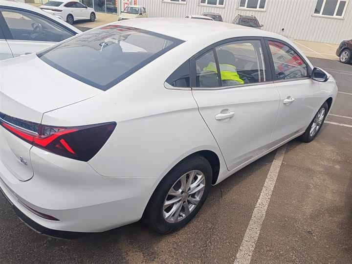 Фото 7 - Roewe i5