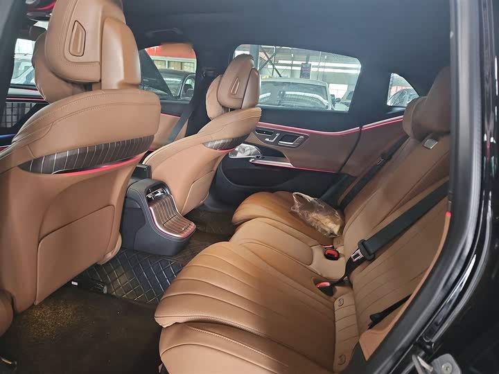 Фото 19 - Mercedes-Benz E-Class