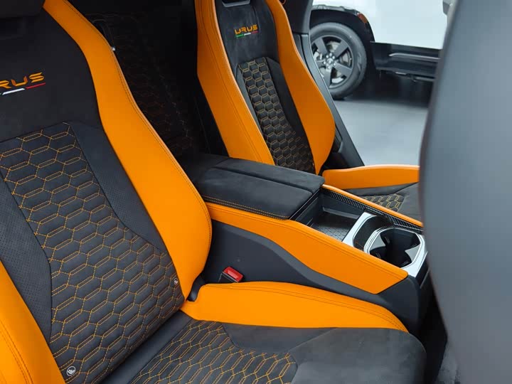 Фото 11 - Lamborghini Urus