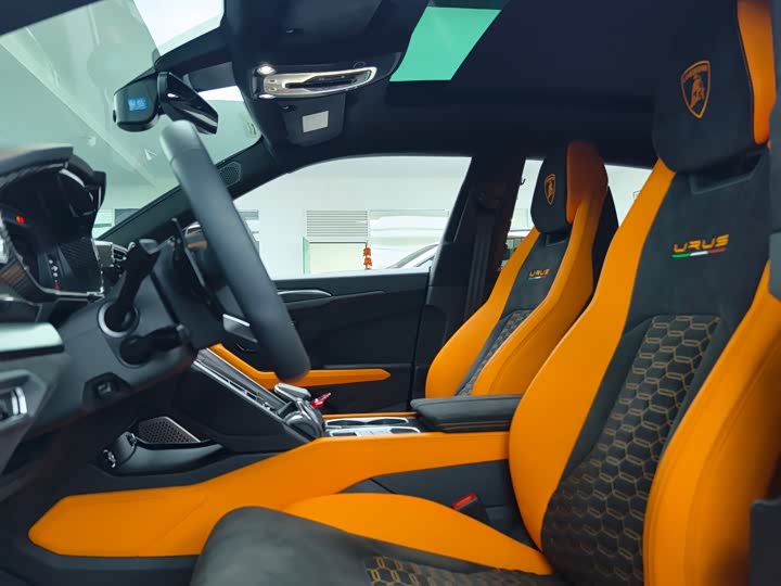 Фото 8 - Lamborghini Urus