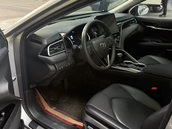 Фото 4 - Toyota Camry