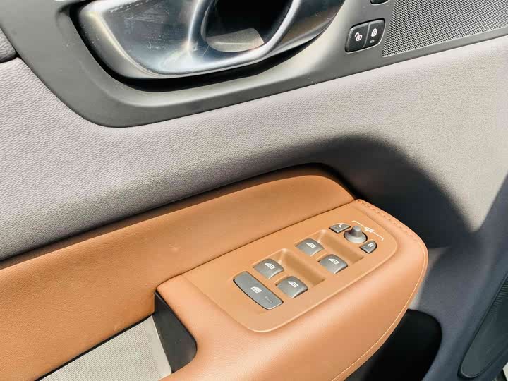 Фото 10 - Volvo XC60 Hybrid