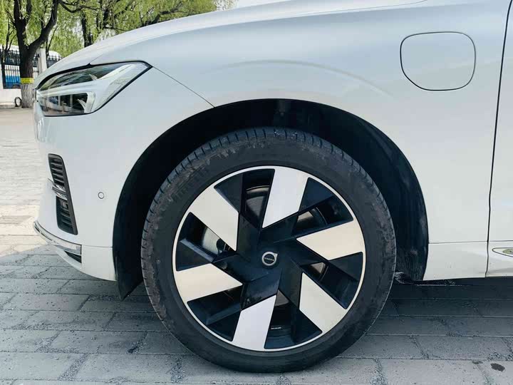 Фото 24 - Volvo XC60 Hybrid