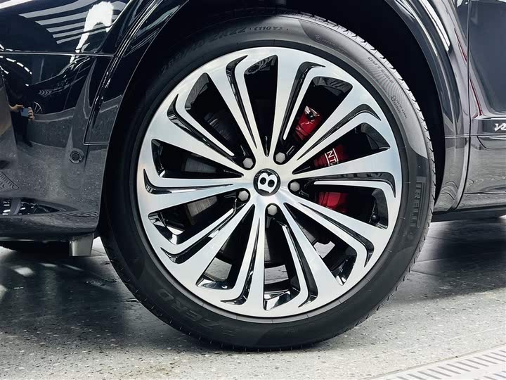 Фото 21 - Bentley Bentayga