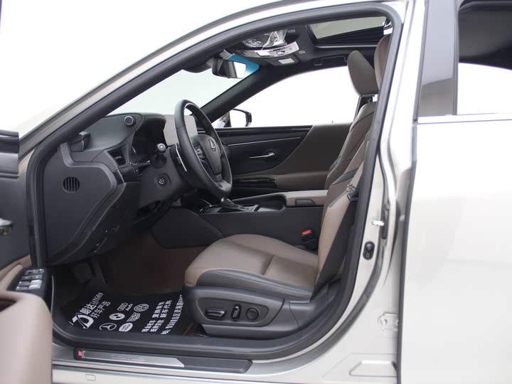 Фото 11 - Lexus ES