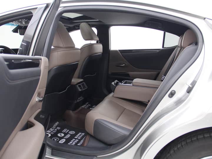 Фото 12 - Lexus ES