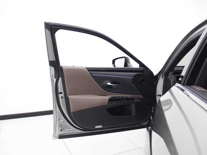 Фото 13 - Lexus ES