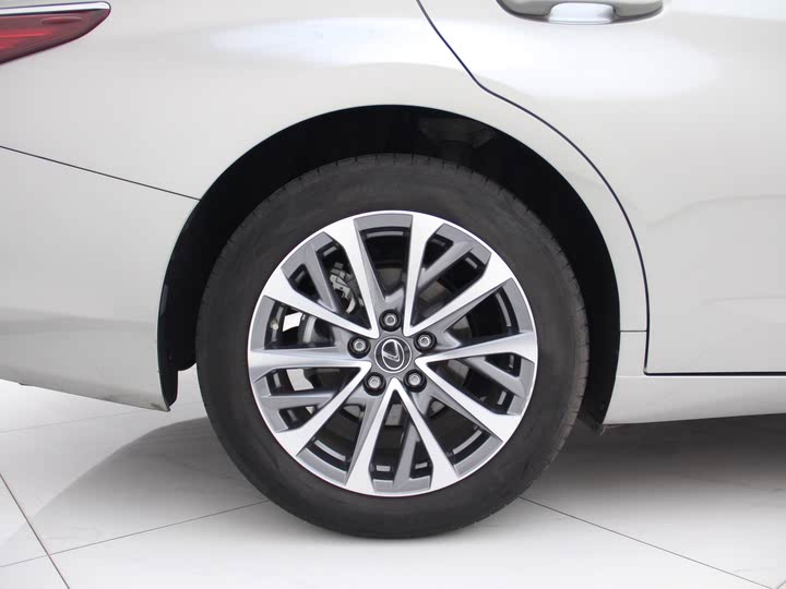 Фото 14 - Lexus ES