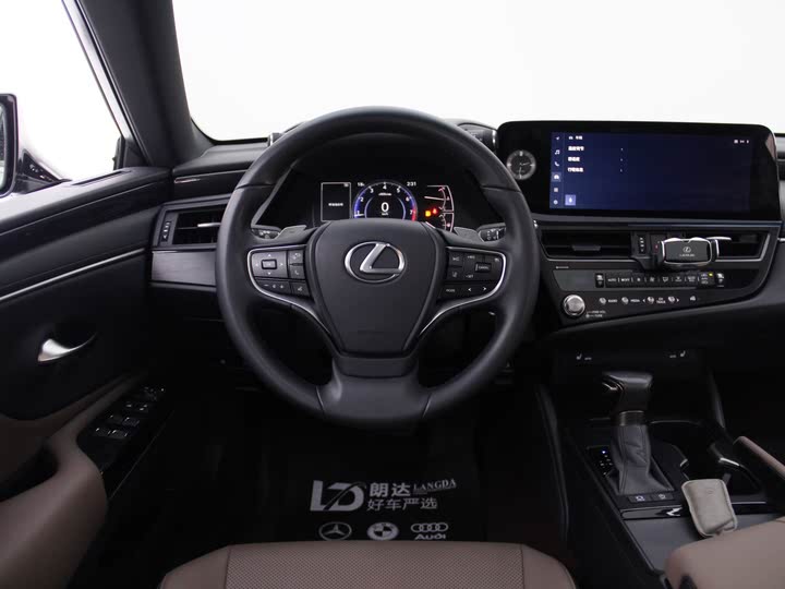 Фото 8 - Lexus ES